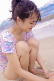 双手攀上两团少女峰